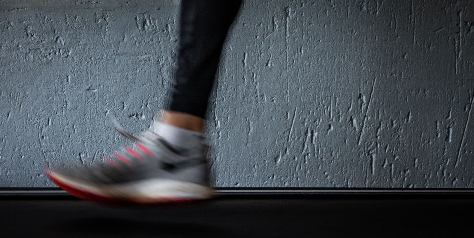 Personne courant sur un tapis de course, prise de vue en mouvement
